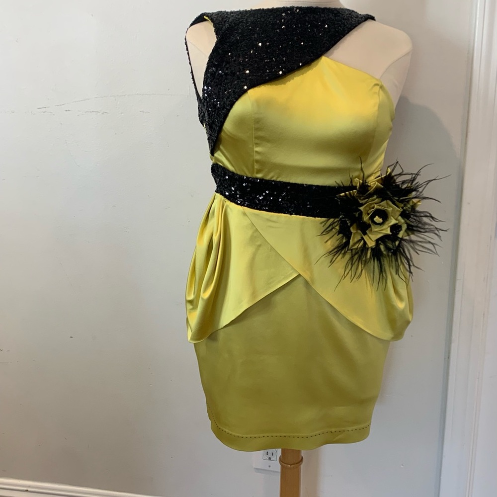 Yellow mini dress for occasions